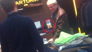 Fostul premier Tariceanu are gusturi extravagante: si-a luat ochelari cu rame verzi! Uite cum ii sta!