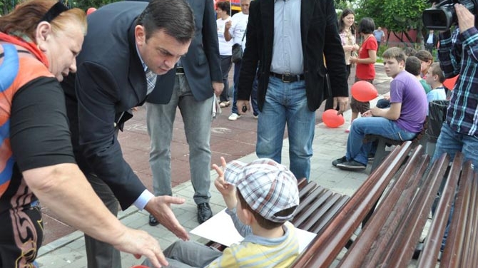 Candidatul USL la Primaria Sectorului 6, Rares Manescu, s-a intalnit, de Ziua Copiilor, cu parintii care au iesit in parc cu cei mici