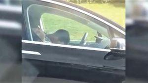 Mii de șoferi fac asta și nu știu dacă este legal sau nu. Ce spun regulile în vigoare despre conducătorii auto care dorm în mașini