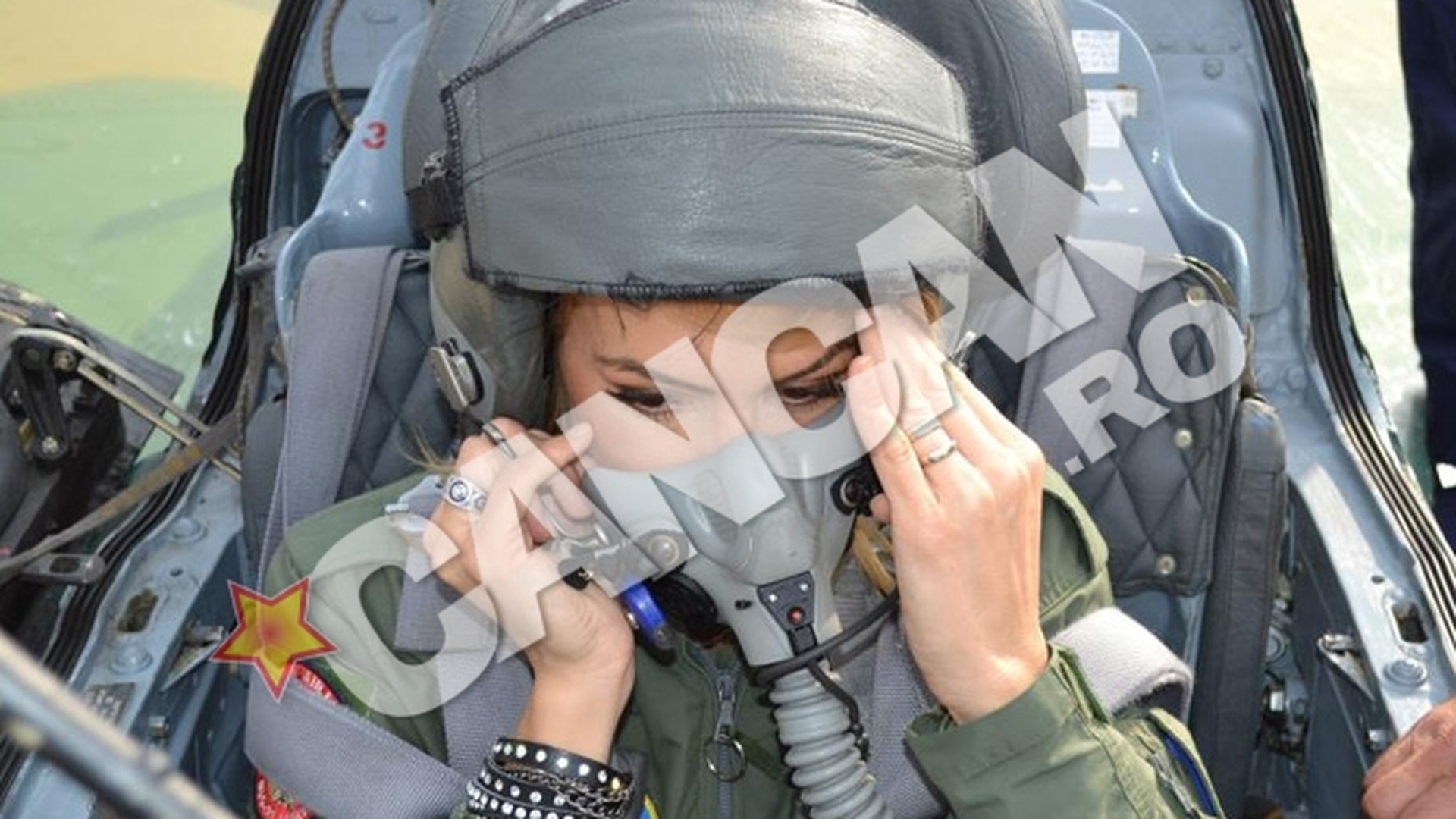 Roxana Ciuhulescu, prima femeie civil din Romania care zboara cu un avion de lupta supersonic. Si-a implinit visul de a se urca la bordul unui MIG 21 Lancer