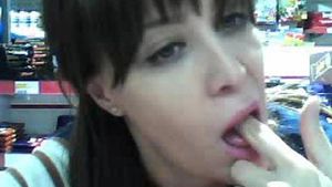 Scandal sexual in toata regula! O romanca s-a filmat in pozitii indecente intr-un supermarket din Anglia, unde era angajata