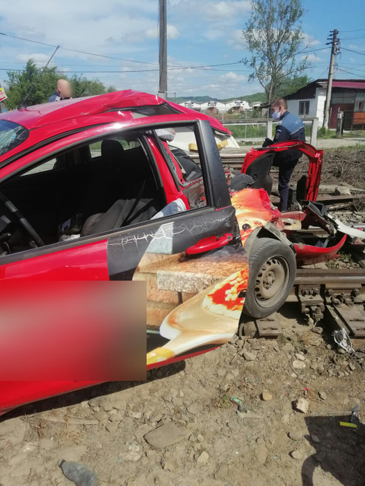 Un tânăr din Dej și-a văzut moartea cu ochii! Mașina în care era a fost spulberată de un tren