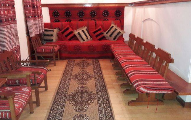 Cabana lui Ceaușescu păstrează încă obiectele de decor ale vremii