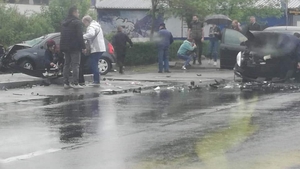 Accident rutier grav în Pitești. Patru autoturisme s-au ciocnit. Una dintre victime este încarcerată