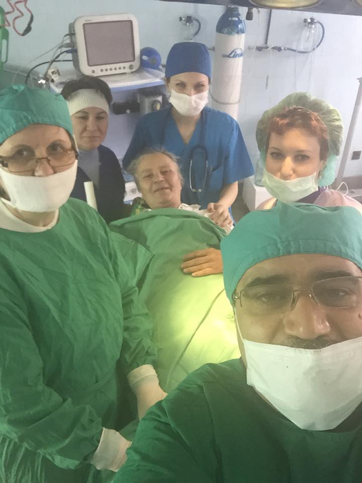 În timpul operațiilor, medicul cântă imnul Craiovei