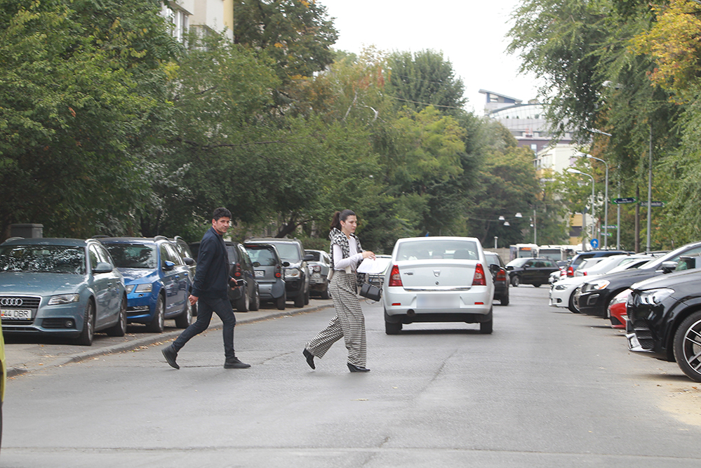 ”Spaima Loteriei” și Raluca Ogică au încheiat discuțiile și traversează spre mașină