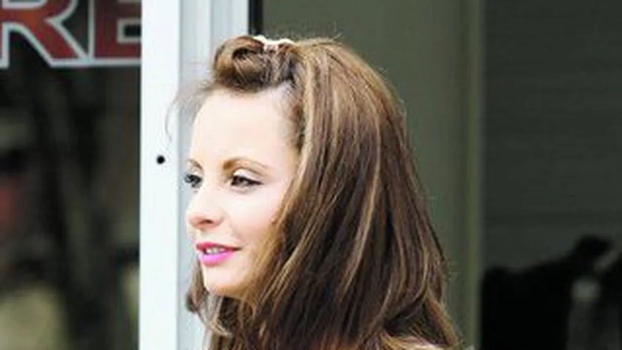 Alexandra Badescu si-a tras un iubit cu doi ani mai tanar