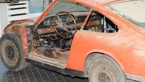 Un bărbat a ţinut timp de 20 de ani o "epavă" a unui Porsche în garaj, apoi a primit un telefon! Câţi bani a primit în schimbul maşinii şi cum arată acum 