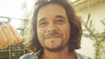 In Las Fierbinti joaca rolul de pampalau, in realitate Dorel este in adevarat sex-simbol. Vezi cum arata DEZBRACAT in baie!