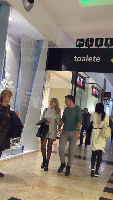 Cei doi se ţin strâns de mână, în mall-ul din Capitală