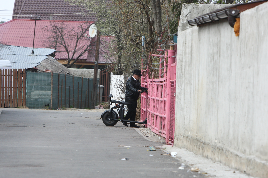 ”Regele cerșetorilor” din București are casă la Buftea și umblă cu scuter de 2.000 €!