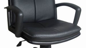 Îmbulzeală la Buzău pentru scaune şi drujbe! Peste 200 de oameni au luat cu asalt ofertele unui nou magazin deschis!