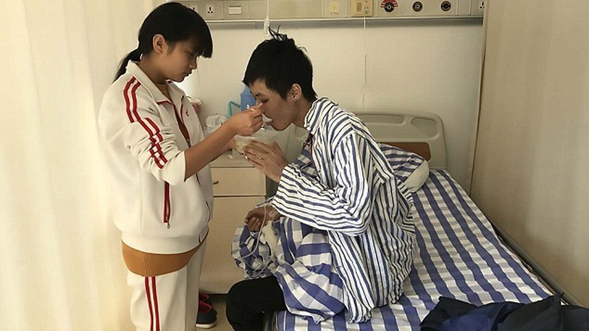 HALUCINANT! O adolescentă de 19 ani îşi vinde virginitatea cu 27.000 de euro ca să-şi salveze fratele bolnav de cancer