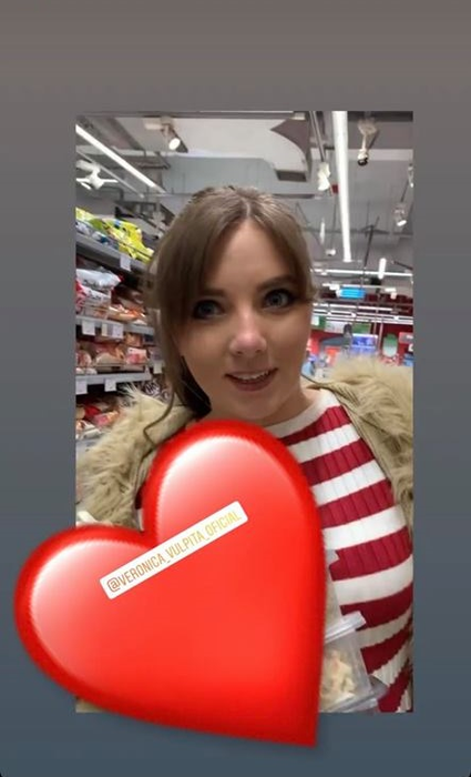 Cum a fost surprinsă Vulpiţa într-un supermarket din Bucureşti! Cu haină de blană la 30 de grade şi… Oamenii au crezut că nu văd bine