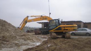 Scandal la Targoviste: un avocat a turnat pamant cu excavatorul peste o femeie, dupa ce a palmuit-o! Vezi ce l-a suparat