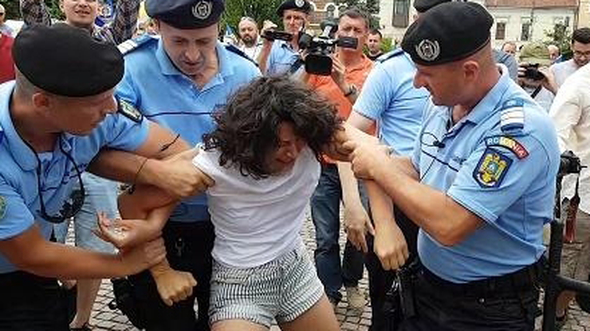 Actriţa Oana Mardare, luată pe sus! Explicaţia Jandarmeriei pentru imaginile care au revoltat mediul online