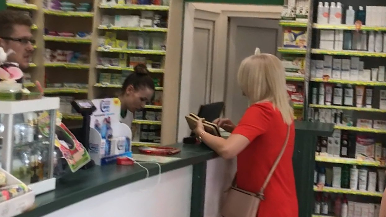 Soția lui Bogdan Andone, la farmacie