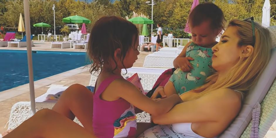 Andreea Bălan, gafă în timp ce se afla la piscină cu fiicele. I s-au văzut zonele intime prin costumul de baie alb și decupat | VIDEO