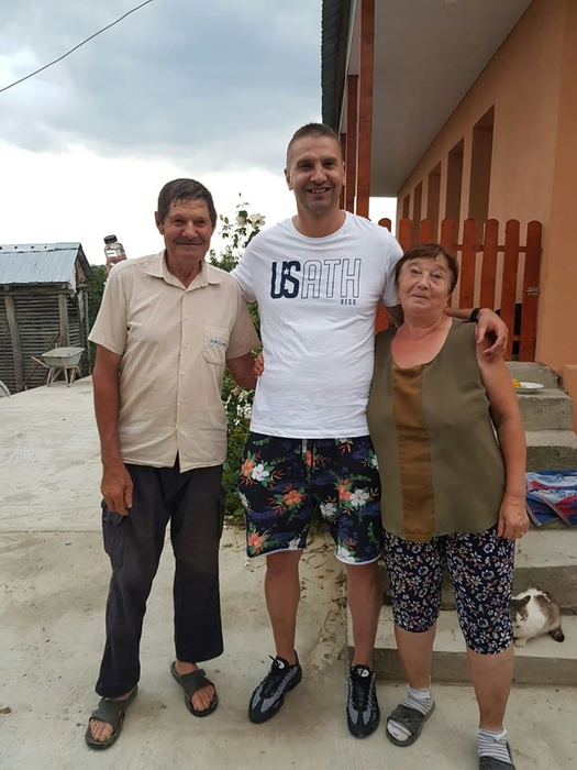 Viorel, alături de părinții lui, în timpul unei vizite în România