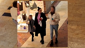 Cum am filmat-o pe Andra în forfota din mall. Soția lui Măruță a ieșit cu “bodyguarzii” la shopping