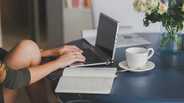 Românii care au voie să muncească 8 zile pe lună acasă! Pe cine vizează această lege nouă