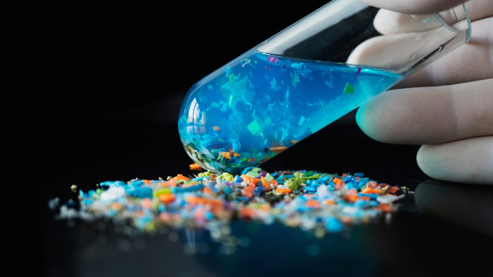 Descoperire revoluționară în China: Oamenii de știință au creat plasticul care se autodistruge