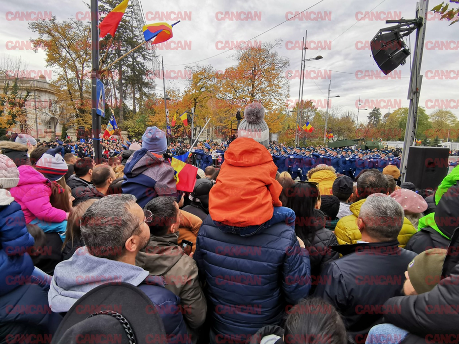Imagini LIVE de la parada militară de 1 decembrie. Cum au apărut poliţistele la defilare. FOTO