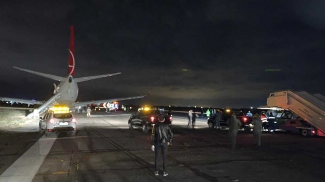 Imagini teribile! Un avion cu 134 de pasageri la bord s-a izbit de pistă în momentul aterizării