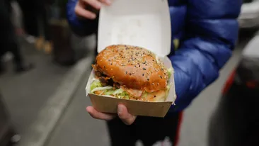 Cât a ajuns să coste un burger Dubai în restaurantele din România. E o adevărată experiență gastronomică!