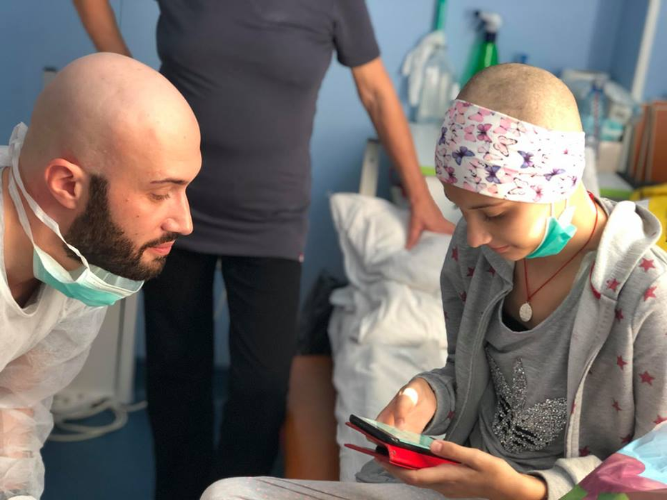 Codin Maticiuc și Mihai Bendeac au vizitat copiii bolnavi de cancer dintr-un spital: „De la doi păcătoși, acum, în Săptămâna Mare transmitem sănătate”