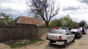 INCREDIBIL! O poliţistă i-a luat unui şofer permisul şi după câteva minute l-a amendat că nu-l are la el