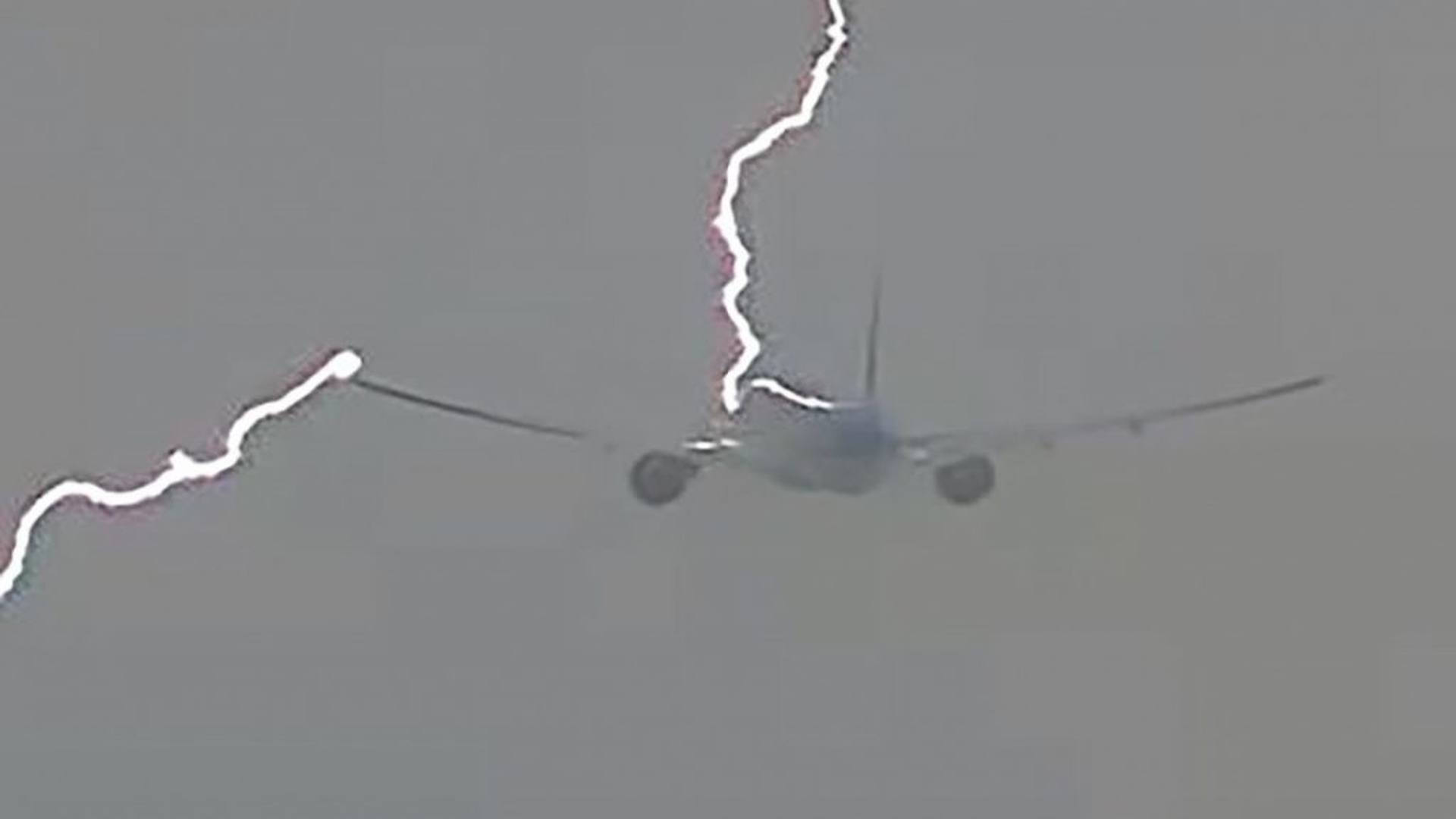 Avion Tarom pe ruta Bruxelles - București, lovit de fulger!