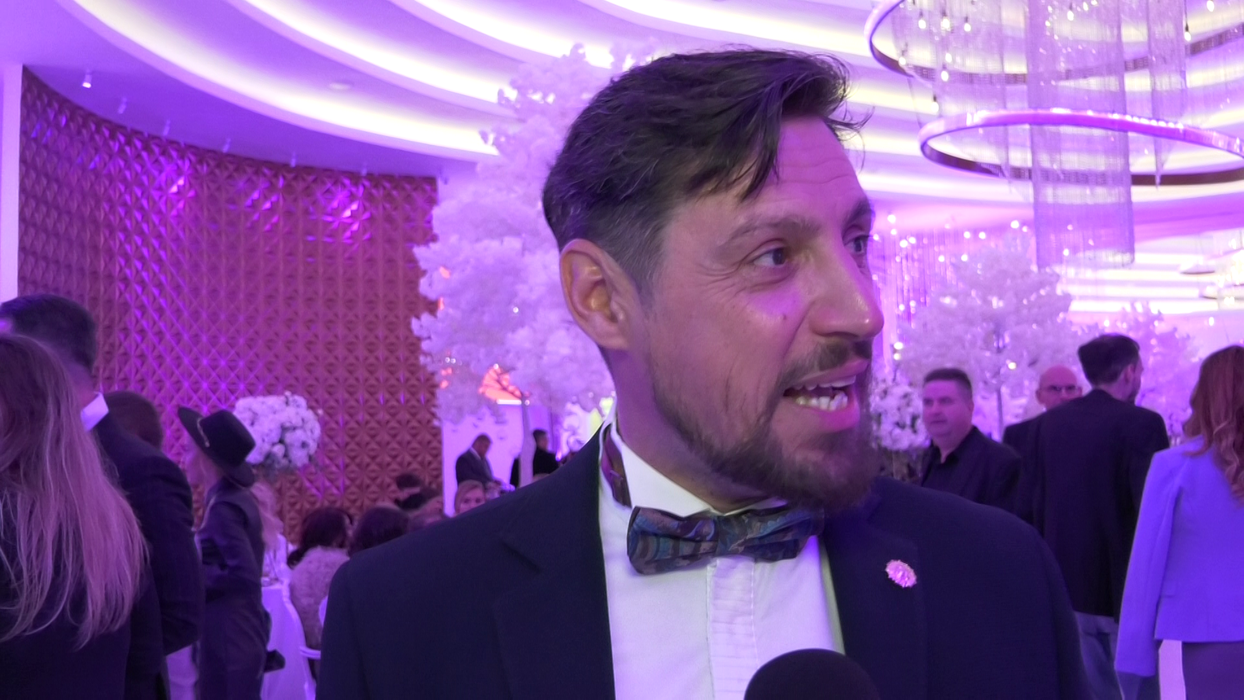 Daniel Pavel: "Eram destul de obișnuit, locuiam înainte de "Survivor" de cinci ani la Viena. Sigur, traiul în altă țară, la o oră și jumătate de zbor, nu e, acolo sunt 16 ore. Dar știi când simți? În primele două trei săptămâni, practic îți stabilești noua rutină de lucru, de viață!"