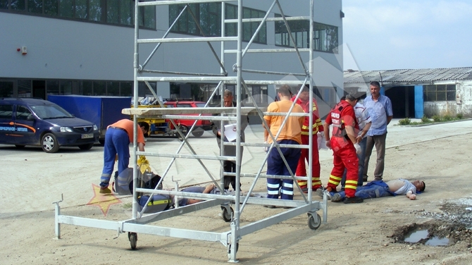 Doi muncitori au murit electrocutati la Arad