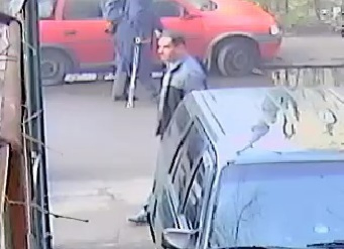 Imagini noi cu pedofilul din Drumul Taberei. Poliţiştii cred că acţionează în tot Bucureştiul!