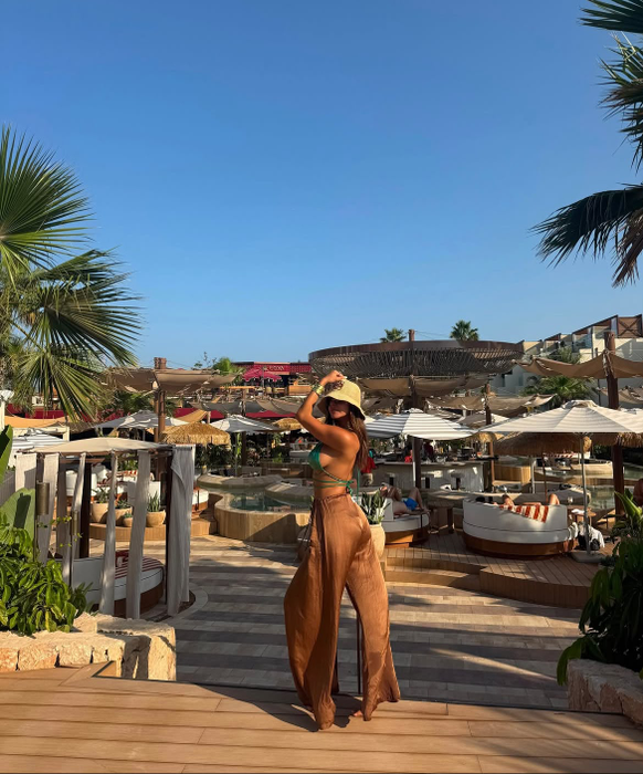 Natalia Mateuț, spectacol pe plajă în Ibiza. Fotografiile în costum de baie au făcut furori