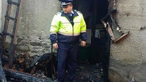 Acest poliţist a devenit erou după ce a salvat o femeie dintr-un incendiu! Nu a stat pe gânduri şi s-a aruncat imediat în flăcări