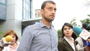 Gabriel Tamas a iesit de la audieri tras la fata si... treaz. Primele imagini din fata Sectiei 1 de Politie