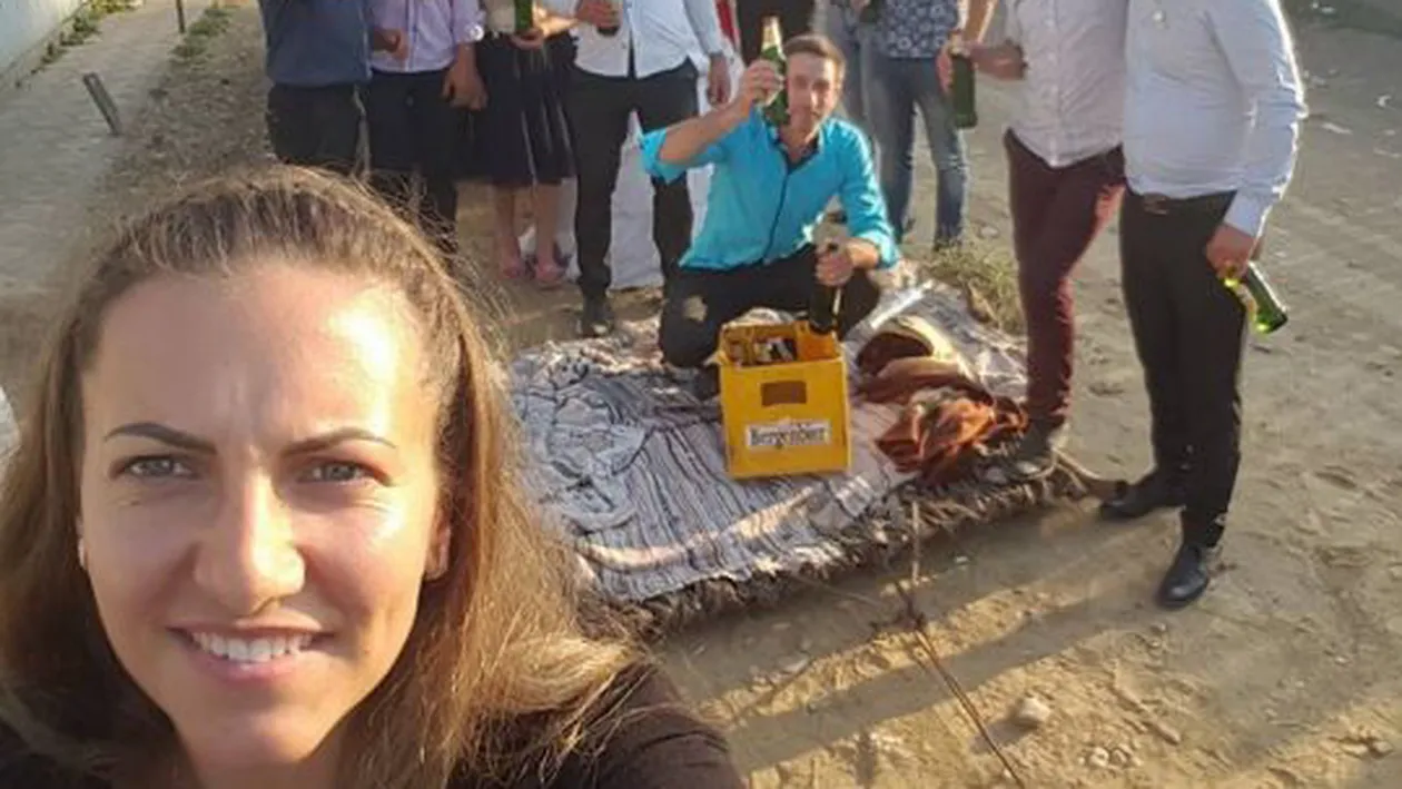  VIDEO! Numai la Vaslui se putea întâmpla asta! N-o să ghiceşti niciodată cu ce s-au plimbat aceşti miri în ziua nunţii