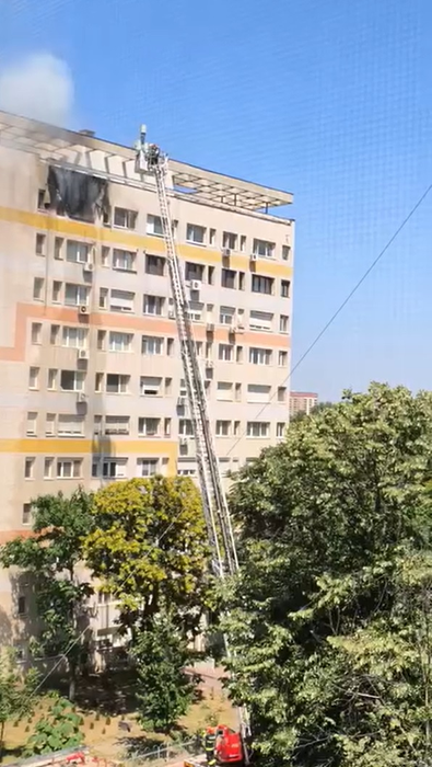 Incendiu de proporții într-un bloc capitală, 45 de persoane au fost deja evacuate