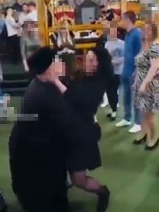 ”Popa” și focoasa brunetă la dans (Foto: Captură Facebook)