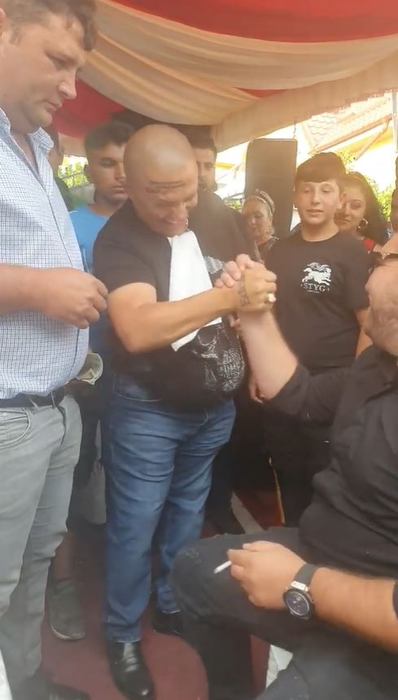 Nicolae Guță și Armin Nicoară, în mijlocul invitaților la o nuntă în Potcoava unde nu s-a ținut cont de nicio măsură împotriva noului coronavirus. S-au dat amenzi de 125.000 de lei