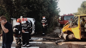 Accident violent în Giurgiu. 3 oameni au fost răniți, iar una dintre mașini s-a răsturnat în urma impactului devastator