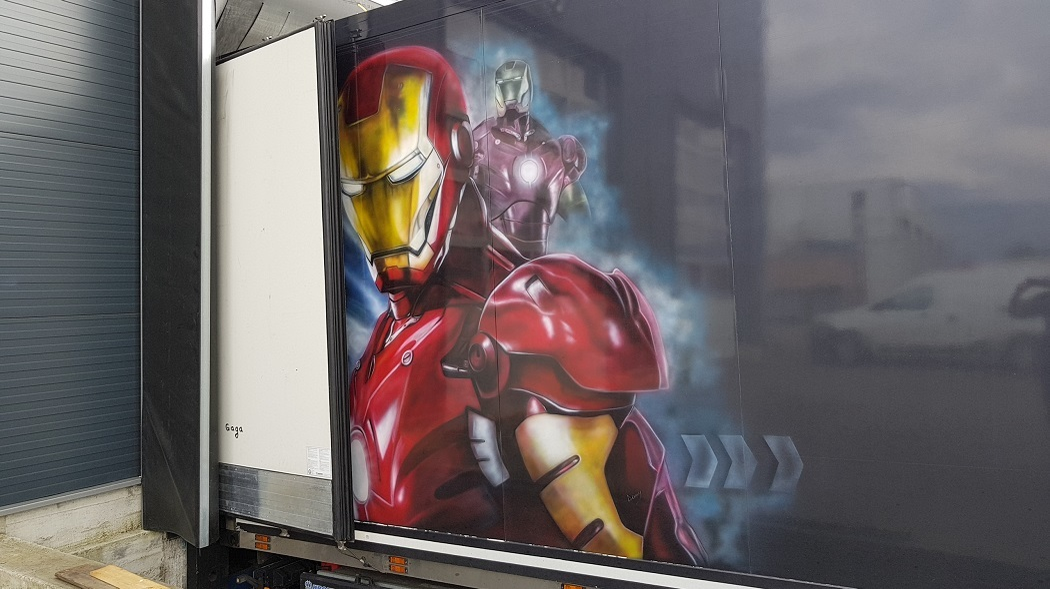 Camionul "Iron Man" atrage toate privirile în trafic