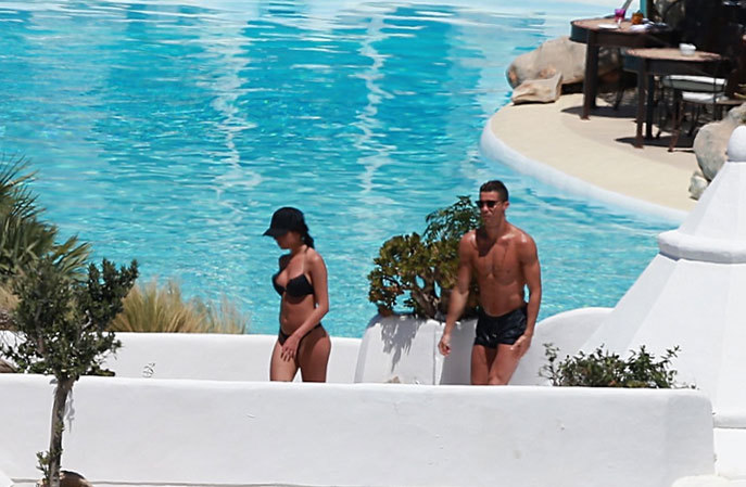 Imagini incendiare cu Cristiano Ronaldo şi prietena lui, modelul Georgina Rodriguez, la plajă
