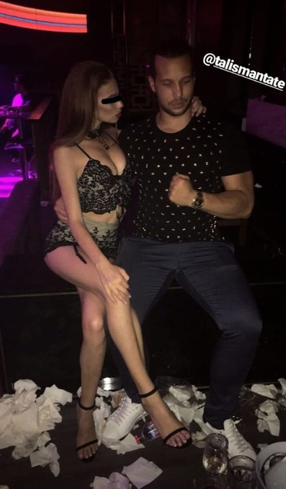 Tristan Tate, alături de o șatenă focoasă în club