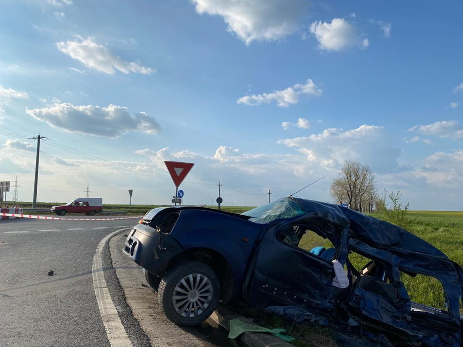 Impact violent în Teleorman! Un tir cu cereale s-a izbit de un autoturism și s-a răsturnat