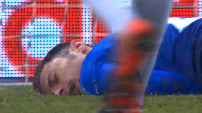 Fotbalistul Radu Ștefan a rămas inconștient pe gazon, după ce a fot lovit de portar! Care este starea sportivului