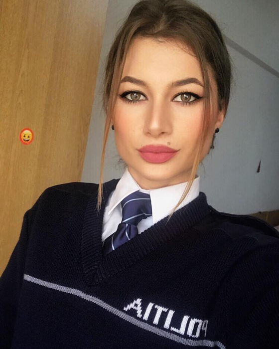 Sexy-polițista care a înnebunit Facebook-ul, în minivacanța de 1 mai: „Arestați-mă!”