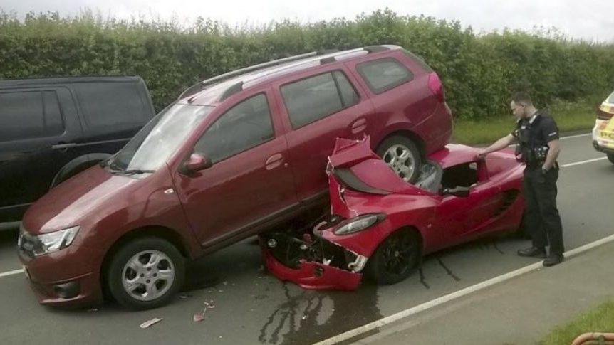 Imagini cu un accident bizar au șocat Internetul. O Dacia Logan Break s-a urcat pe un Lotus Elise